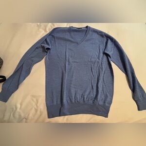 Men’s sweatshirt.